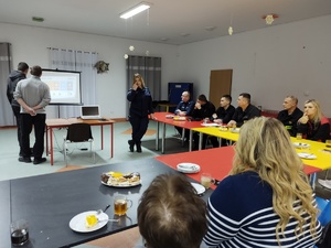 policjanci i strażacy rozmawiają z mieszkańcami w tle wyposażenie sali