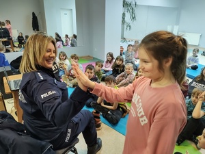 policjantka rozmawia z dziećmi w tle wyposażenie sali