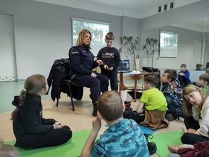 policjantka rozmawia z dziećmi w tle wyposażenie sali