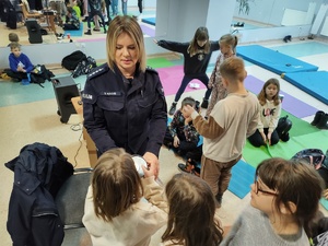 policjantka rozmawia z dziećmi w tle wyposażenie sali