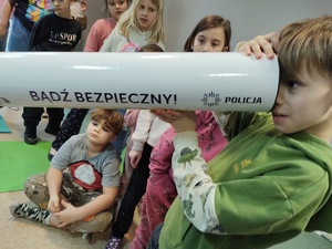 policjantka rozmawia z dziećmi w tle wyposażenie sali