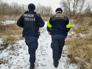 policjanci sprawdzają miejsca przebywania osób bezdomnych w tle pustostany i zarośla