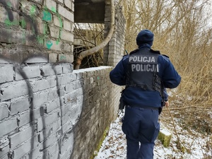 policjanci sprawdzają miejsca przebywania osób bezdomnych w tle pustostany i zarośla