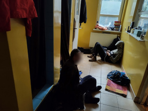 policjanci sprawdzają miejsca przebywania osób bezdomnych w tle pustostany i zarośla