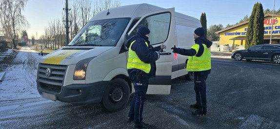 policjanci kontrolują pojazdy