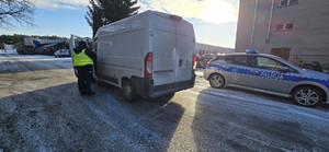 policjanci kontrolują pojazdy