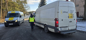 policjanci kontrolują pojazdy