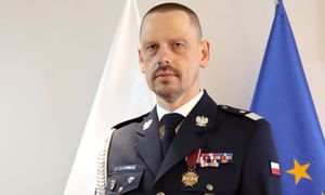 Komendant Główny Policji w tle flaga Unii Europejskiej i Polski