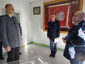 policjanci składają meldunek w tle wyposażenie sali