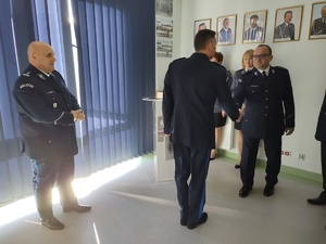 policjanci składają meldunek w tle wyposażenie sali
