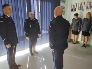 policjanci składają meldunek w tle wyposażenie sali