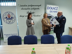 policjanci składają meldunek w tle wyposażenie sali