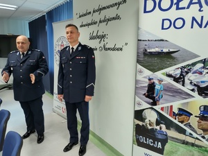 policjanci składają meldunek w tle wyposażenie sali