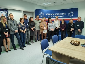 policjanci składają meldunek w tle wyposażenie sali
