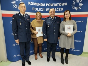 policjanci składają meldunek w tle wyposażenie sali
