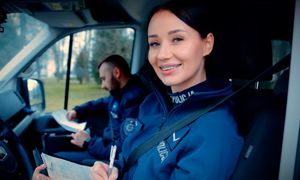 policjantka na pierwszym planie w radiowozie w tle policjant