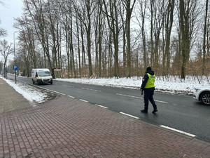 policjant kontroluje pojazd w tle ulica