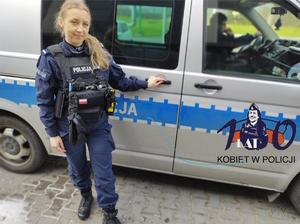 policjantki kiedyś stoją w szeregu w tle zarośla