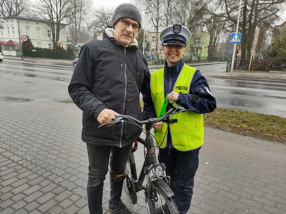 policjantka rozmawia z pieszymi w tle ruch uliczny
