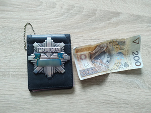 legitymacja służbowa i banknot 200 złotowy