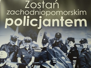 policjant rozmawia z uczniami w tle wyposażenie sali lekcyjnej