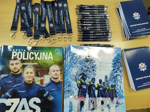 policjant rozmawia z uczniami w tle wyposażenie sali lekcyjnej