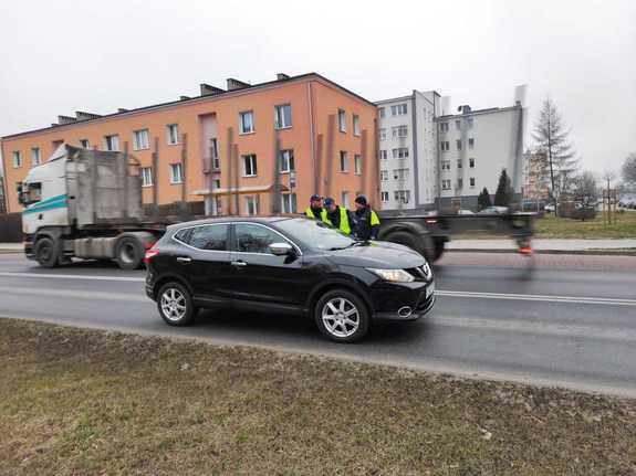 policjanci kontrolują pojazdy w tle ulica