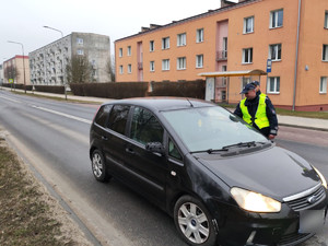 policjanci kontrolują pojazdy w tle ulica