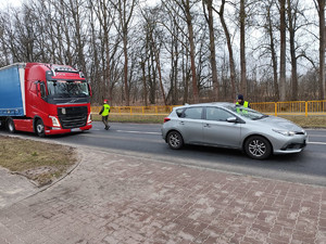 policjanci kontrolują pojazdy w tle ulica