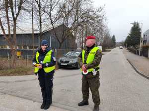 policjanci kontrolują pojazdy w tle ulica