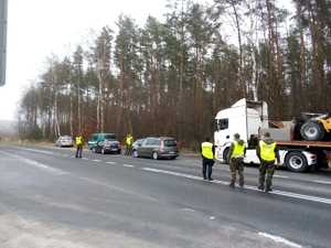 policjanci kontrolują pojazdy w tle ulica