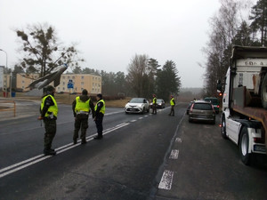 policjanci kontrolują pojazdy w tle ulica