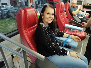 kobieta honorowy dawca krwi w tle wnętrze ambulansu