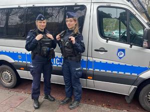 dwie policjantki w tle radiowóz