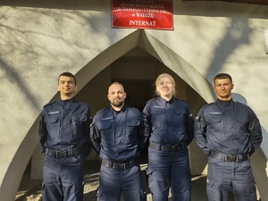 policjanci rozmawiają z licealistami w tle pomieszczenie świetlicy