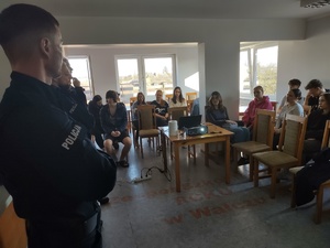 policjanci rozmawiają z licealistami w tle pomieszczenie świetlicy