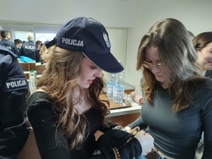 policjanci rozmawiają z licealistami w tle pomieszczenie świetlicy