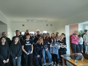 policjanci rozmawiają z licealistami w tle pomieszczenie świetlicy