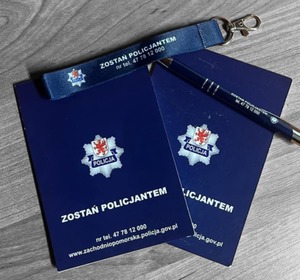 materiały promocyjne na tle stołu