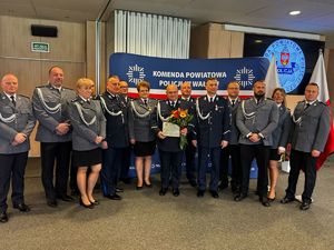 wspólne zdjęcie kadry w tle ścianka z logo policji Wałcz