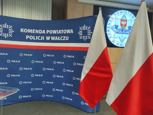 ścianka z logo i flagi Polski