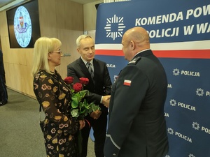 składanie życzeń w tle sala i goście