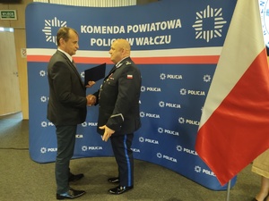 składanie życzeń w tle sala i goście