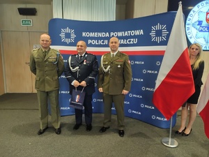 składanie życzeń w tle sala i goście