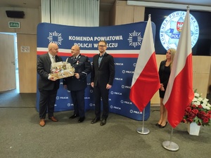 składanie życzeń w tle sala i goście