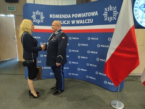 składanie życzeń w tle sala i goście