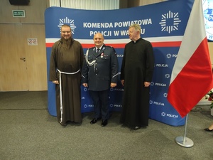 składanie życzeń w tle sala i goście