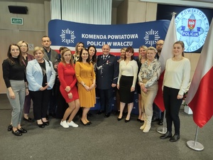 składanie życzeń w tle sala i goście