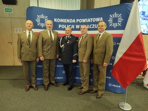 składanie życzeń w tle sala i goście