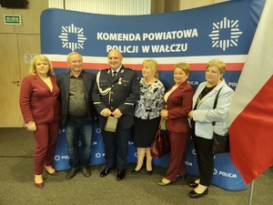 składanie życzeń w tle sala i goście